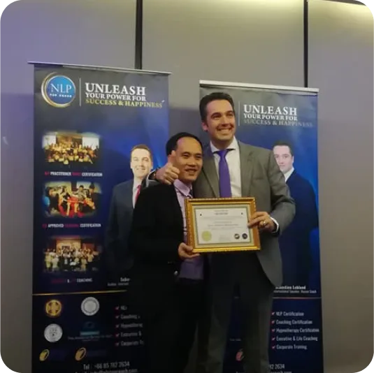 Trainer Xuân nhận chứng chỉ NLP từ Sebastian LeBlond
