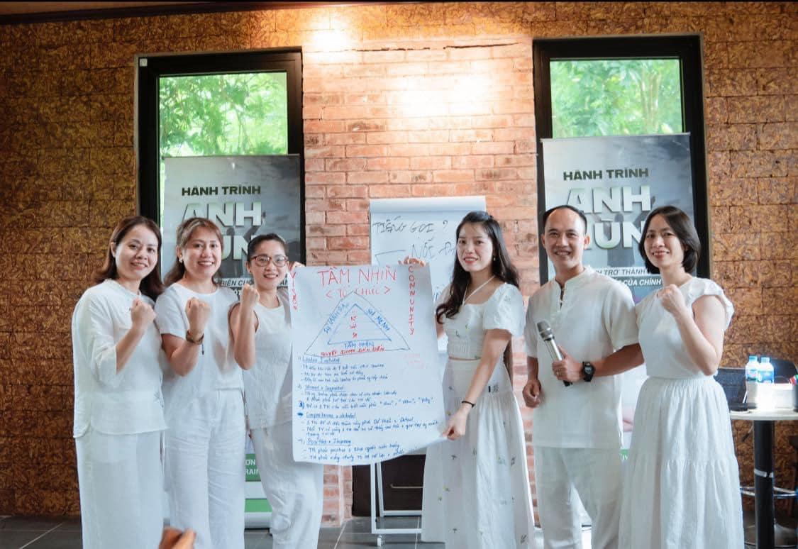 Đội ngũ học viên Hành Trình Anh Hùng - mặc áo trắng